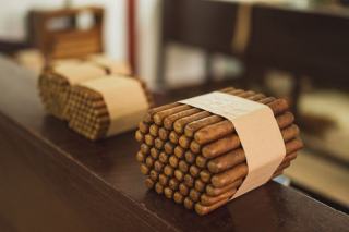 Boîte de cigares ouverte sur le comptoir en bois d'une civette